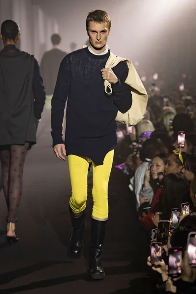 Look 16